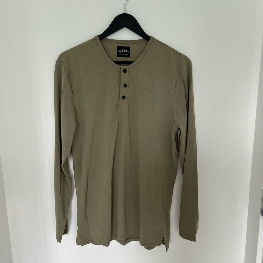 Cuts AO Long Sleeve Henley Curve-Hem